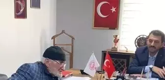 92 Yaşındaki Dede Semiz, Huzurevi Misafirlerinin Kulaklarını Pasından Arındırıyor