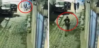 Nöbet tutan polisi sebepsizce bıçakladı! Dehşete düşüren anlar kamerada