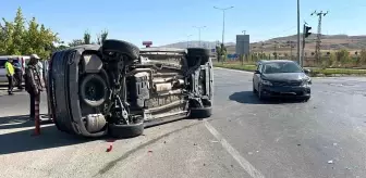 Sivas'ta Otomobilin Çarptığı Çin Cipi Yan Yattı, Sürücü Yaralandı