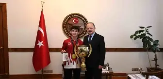 Kastamonu Valisi Meftun Dallı, Kick Boks Gençler Dünya Şampiyonu Hamza Eren Göksu'yu Kabul Etti