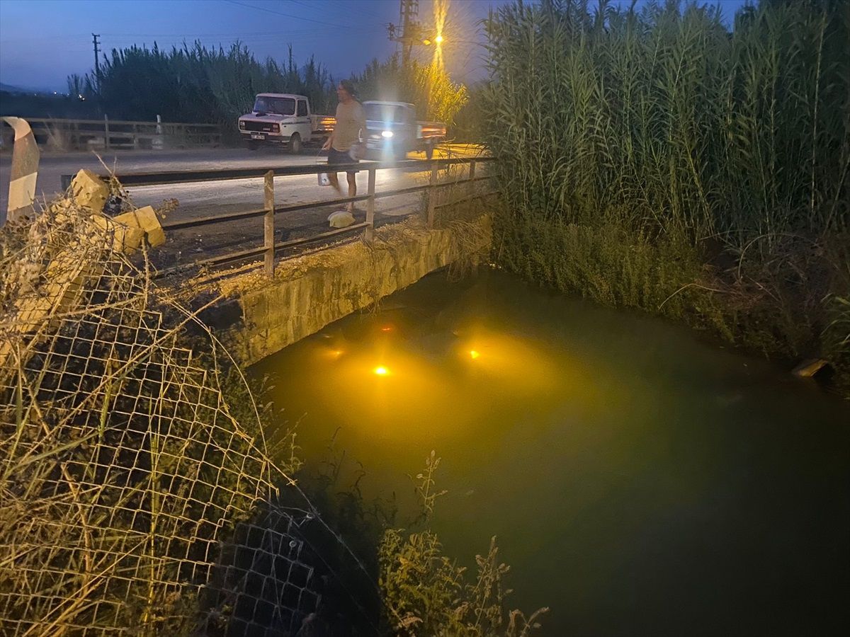 Serik'te Kanalına Düşen Otomobildeki İki Kişi Yara Almadan Kurtuldu