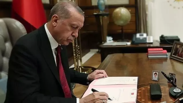 Three deputy ministers were dismissed by President Erdogan's signature.