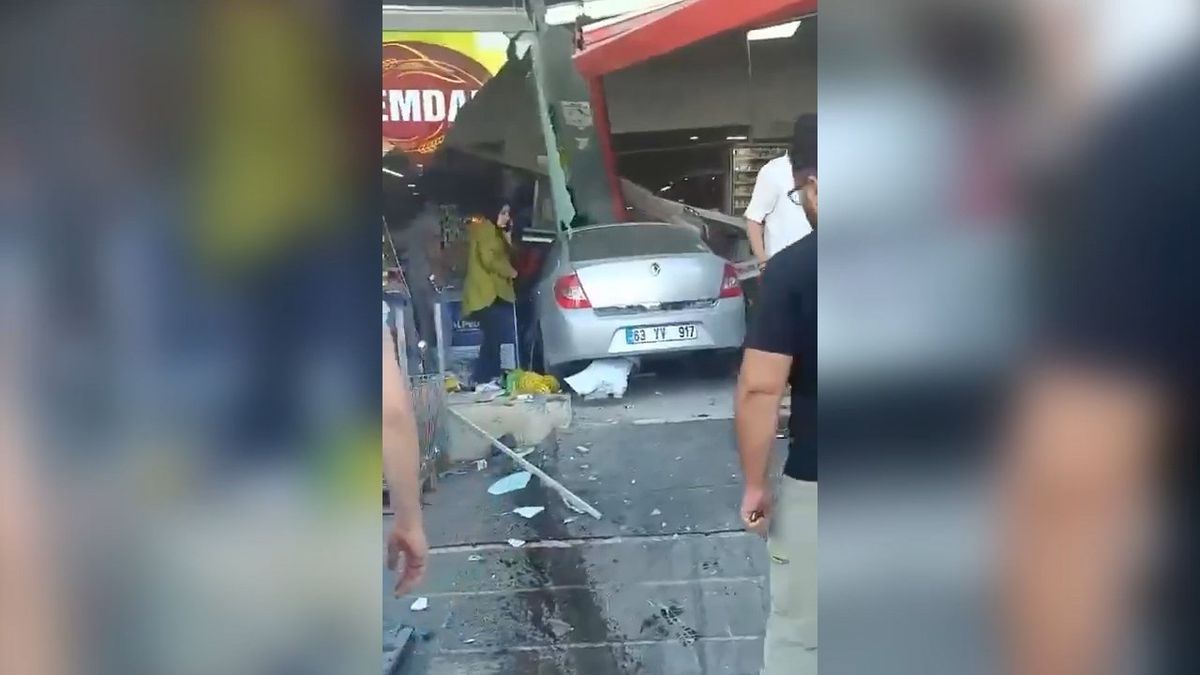 Şanlıurfa'da Kadın Sürücünün Kontrolündeki Araç Marketin İçine Girdi