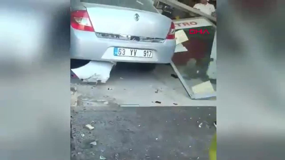 Şanlıurfa'da Otomobil Marketin İçine Girdi