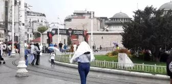 Taksim'de Sağanak Yağış Zor Anlar Yaşattı