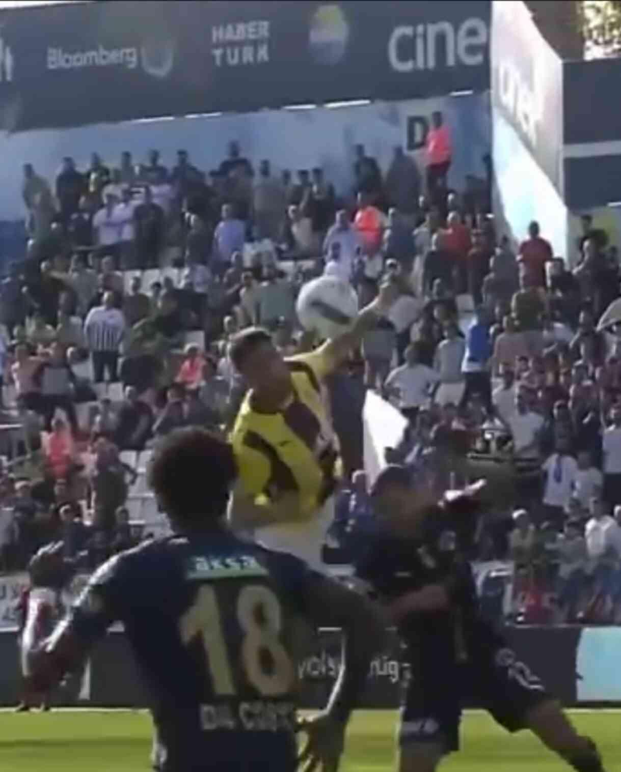 Maçın başına damga vurdu! Herkes bu penaltı pozisyonlarını konuşuyor