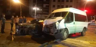 Malatya'da Minibüs-Cip Çarpışması: 1 Polis ve 3 Sivil Yaralı