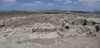 Oluz Höyük Kazılarında 18 Yılda 2 Binden Fazla Eser Ortaya Çıkarıldı