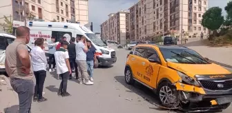 Şırnak'ta Taksi ile Hafif Ticari Araç Çarpıştı: 4 Yaralı