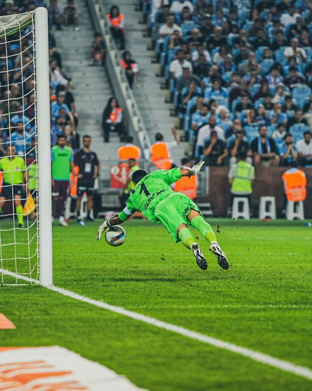 It's mind-blowing! Uğurcan Çakır made a mark on the match with his saves