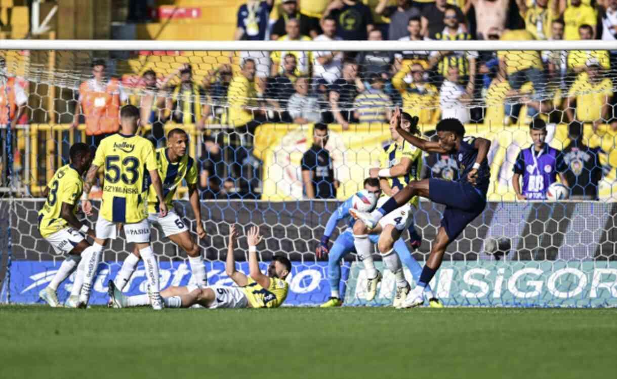 Zirve Kanarya'nın! Fenerbahçe, Kasımpaşa'yı 2-0 yendi Zirve Kanarya'nın! Fenerbahçe, Kasımpaşa'yı 2-0 yendi