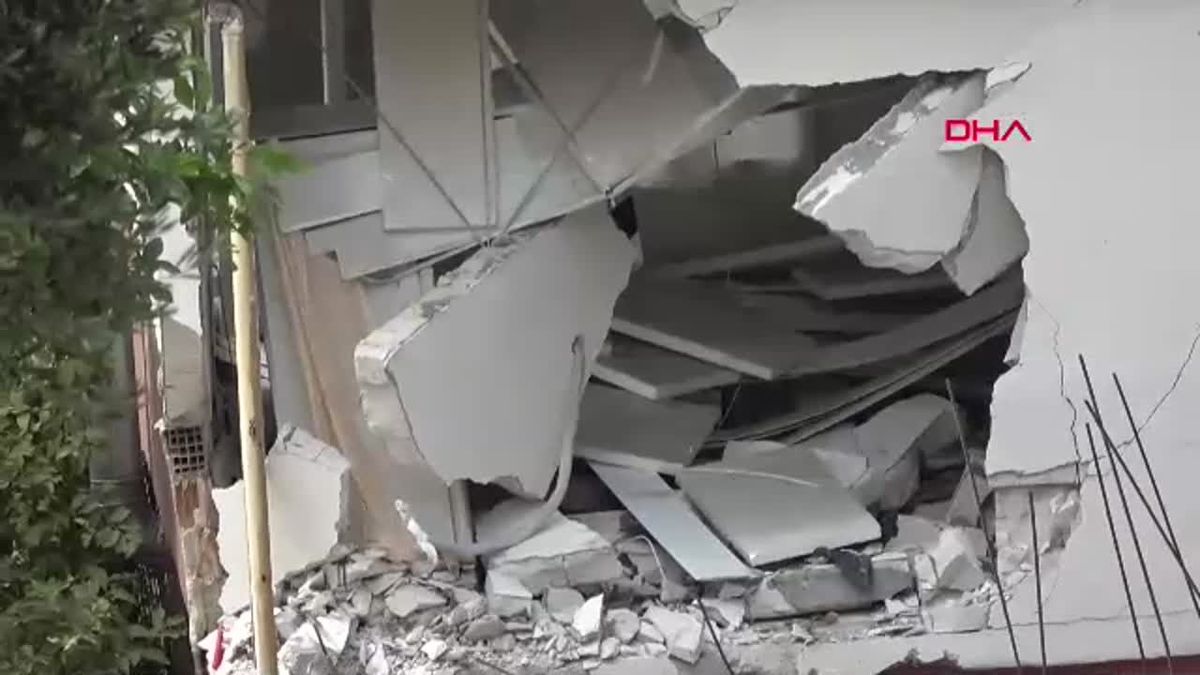 Adana'da Freni Tutmayan Çöp Kamyonu Ev Duvarına Çarptı