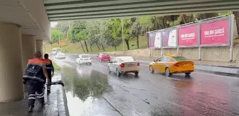 Bakırköy'de Alt Geçitte Su Baskını: Trafik Kilitlendi