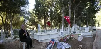 İsrail'in Ateşiyle Hayatını Kaybeden Ayşenur Eygi'nin Mezarı Ziyaret Ediliyor