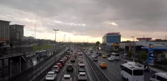 İstanbul'da Yağış Nedeniyle Trafik Yoğunluğu Artıyor