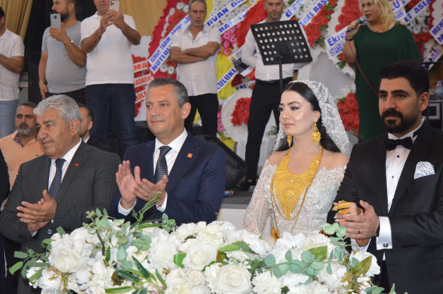 Gold jewelry worn by the bride at the wedding where Özgür Özel was the witness of the marriage attracted attention