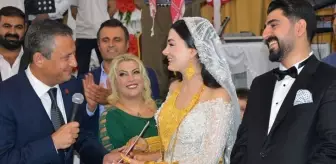 Özgür Özel'in nikah şahidi olduğu düğünde geline takılan altınlar dikkat çekti