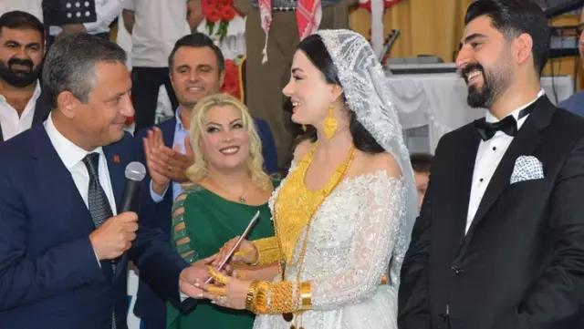 The gold jewelry worn by the bride at the wedding, where Özgür Özel was a witness, attracted attention.