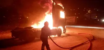 Hatay'da Park Halindeki Tır Alev Alev Yandı