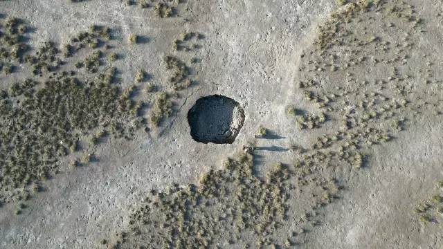 A sinkhole with a depth of 10 meters has formed in Emirdağ, Afyonkarahisar.