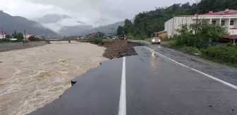 Arhavi'de Taşkın ve Heyelanlar Yol Çökmesine Neden Oldu