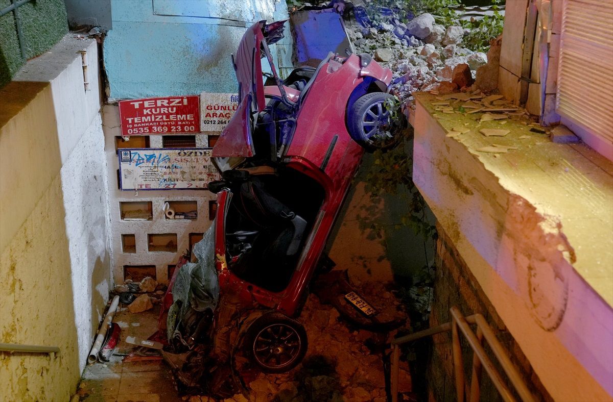 Beşiktaş'ta Merdiven Boşluğuna Düşen Otomobilde 3 Yaralı