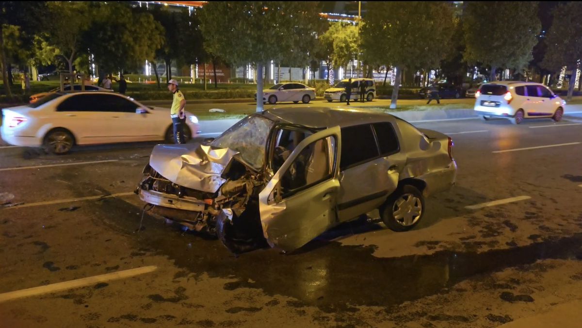 Kartal'da Otomobilin Refüjü Aşarak Ağaca Çarpması Sonucu 2 Kişi Yaralandı