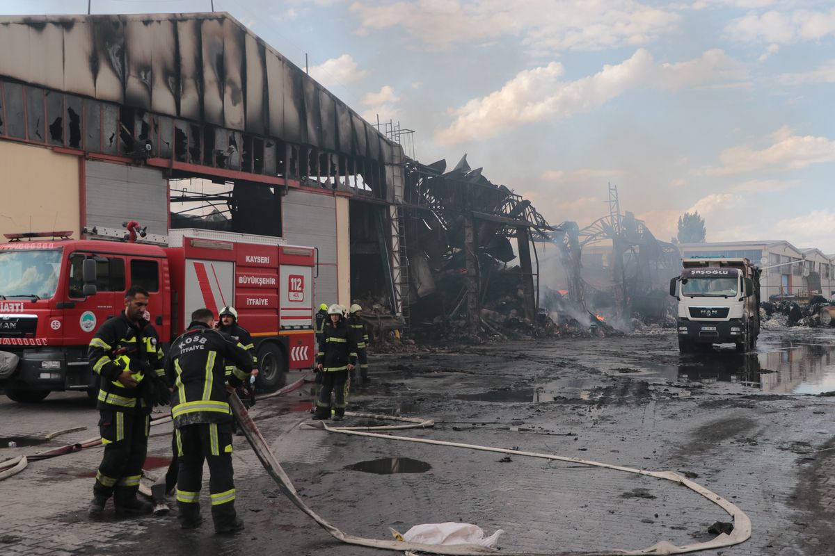 Kayseri'de Keçe Fabrikasında Yangın: 13 Saat Sonra Kontrol Altına Alındı