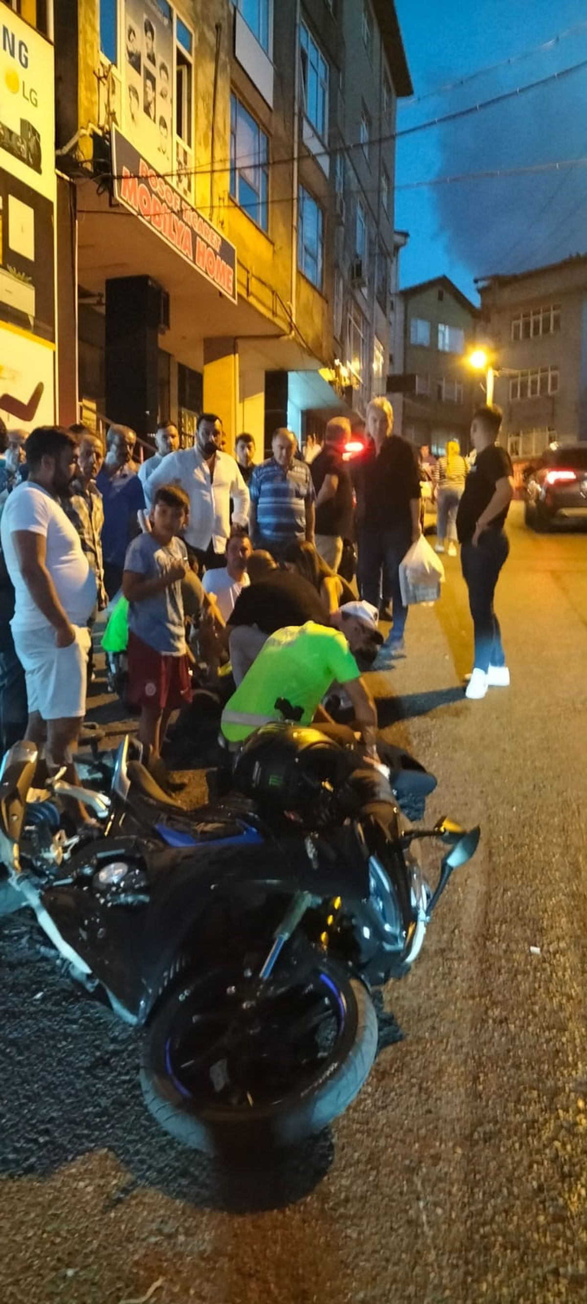 Motosiklet Sürücüsü Kaçmaya Çalışırken Trafik Polisine Çarptı