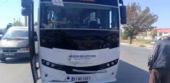 Niğde'de Halk Otobüsü ile Otomobil Çarpıştı, Yaralanan Yok