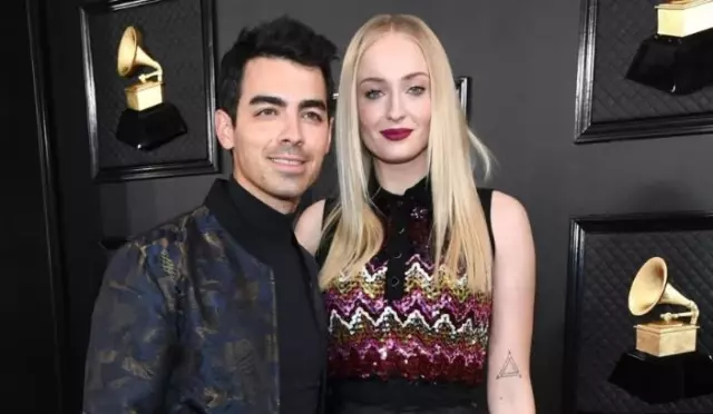 Famous actress Sophie Turner announced her new relationship on Instagram shortly after divorcing her husband.