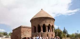 Bitlis'te Gaziler Ahlat'ın Tarihi Güzelliklerini Gezdi