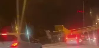 Elazığ'da Damperi Açık Kamyon, PTS Direğini Devirerek Trafiği Kapatı