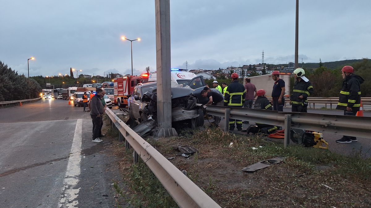 Kocaeli'de Trafik Kazası: Kamyonet Sürücüsü Hayatını Kaybetti