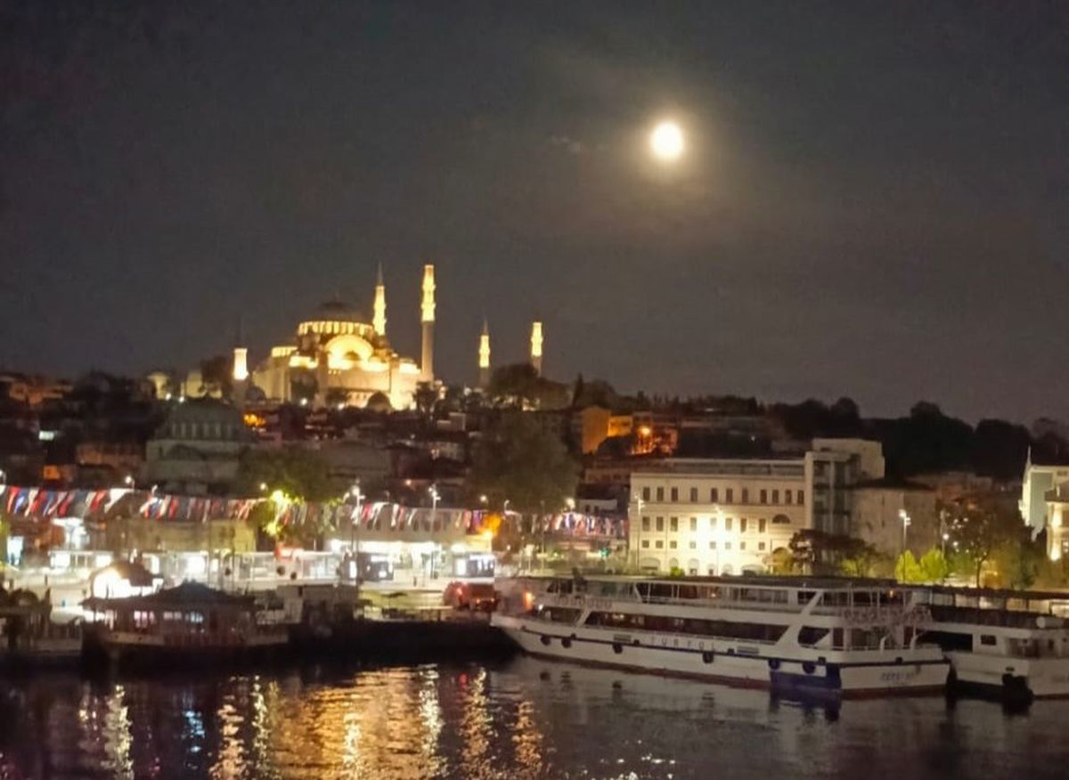 Yılın son 'kanlı ay'ı görülmeye değerdi! İstanbul semaları kırmızılara büründü!