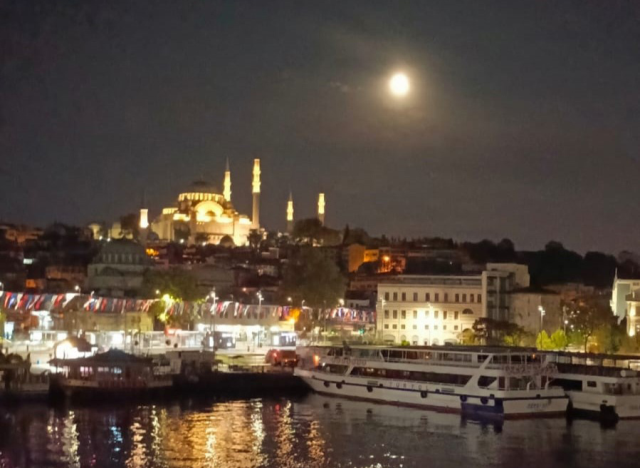 The last 'blood moon' of the year was worth seeing! Istanbul skies turned red!