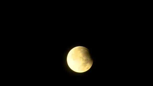 The last 'bloody moon' of the year was worth seeing! The skies of Istanbul turned red!