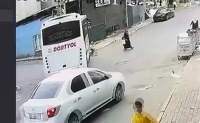 A terrible accident in Avcılar! A minibus ran over a 4-year-old child.