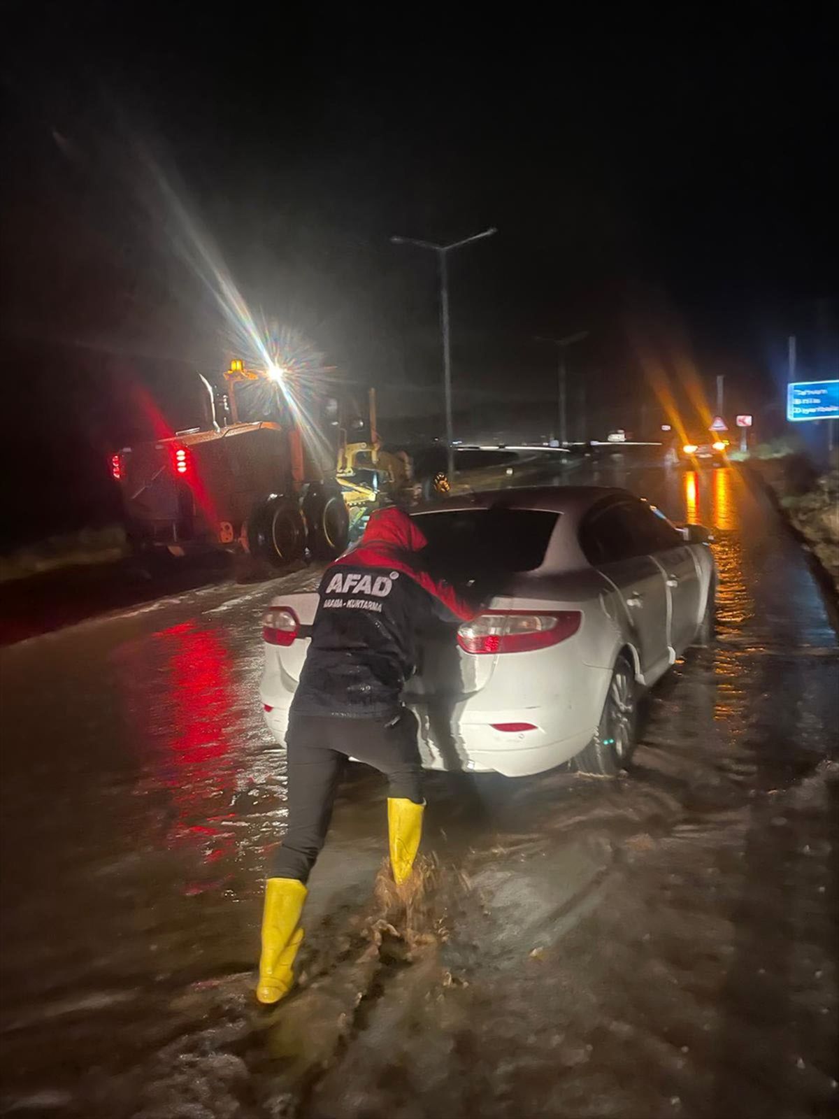 Tatvan'da Sağanak Nedeniyle Yolda Mahsur Kalanlara AFAD Müdahale Etti