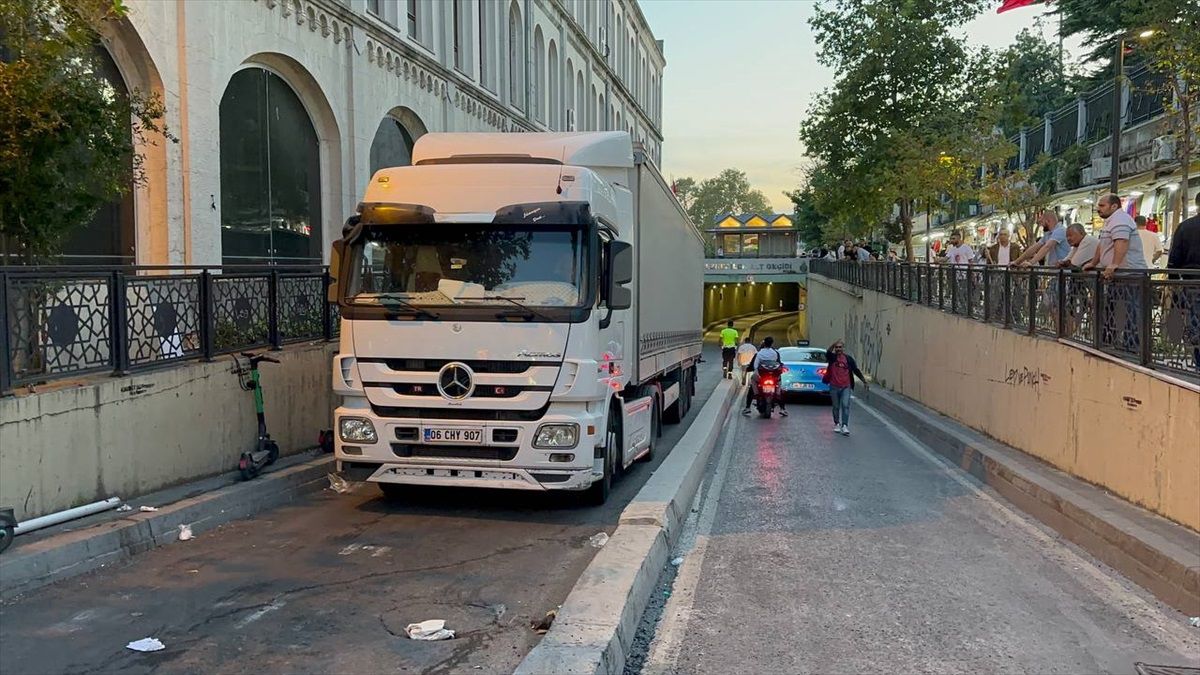 Fatih'te Tır Kurtarıldı, Yol Yeniden Trafiğe Açıldı