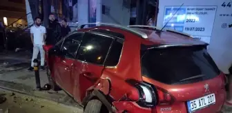 Kadıköy'de Lüks Otomobil Kazası: 4 Yaralı