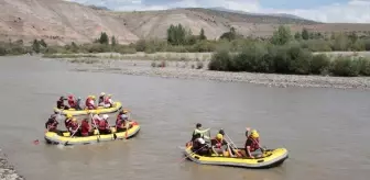 Erzincan'da Gazilerle Rafting Etkinliği: 50 Metrelik Türk Bayrağı Açıldı