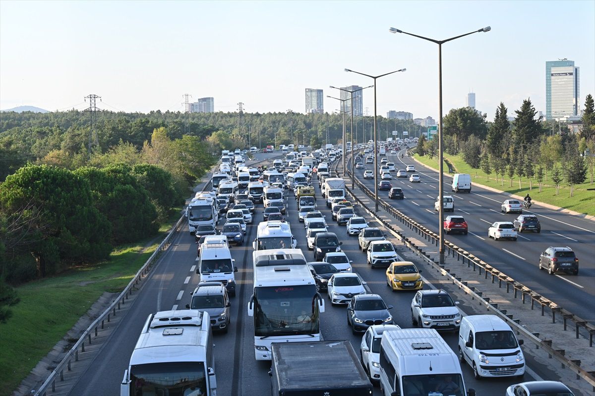 İstanbul'da Trafik Yoğunluğu Artıyor
