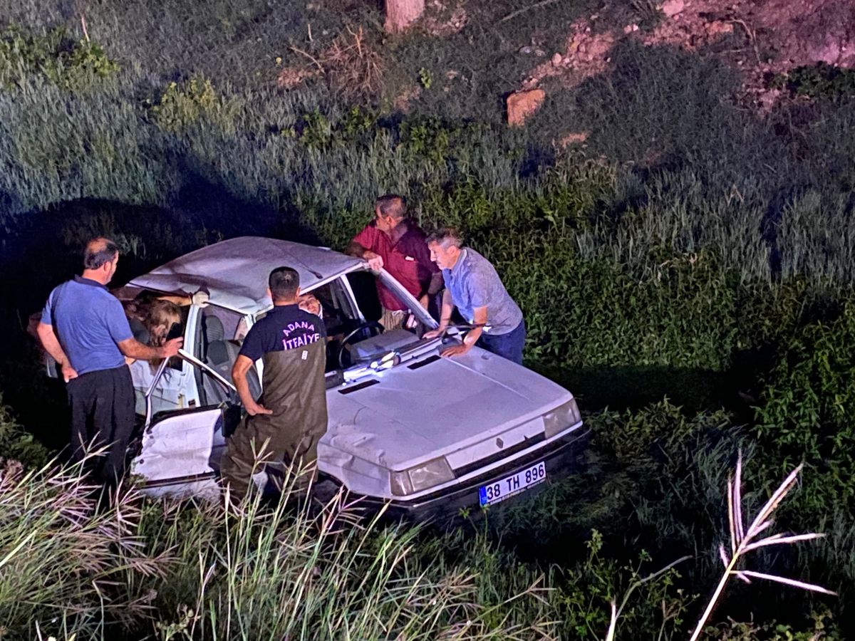 Adana'da Kontrolden Çıkan Otomobil Dere Yatağına Devrildi: 2 Yaralı