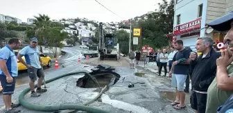 Bodrum'da Su İsale Hattı Patladı, Zincir Market İçinde İki Çalışan Mahsur Kaldı