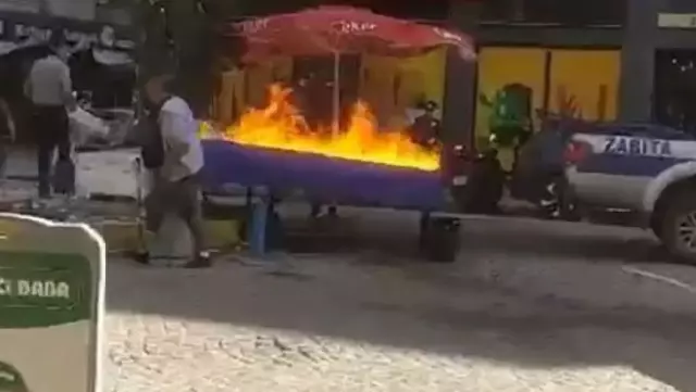 The street vendor had a nervous breakdown! Angry at the authorities, he set his stall on fire!