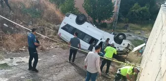 Koyulhisar'da Fındık İşçilerini Taşıyan Minibüs Kaza Yaptı: 14 Yaralı