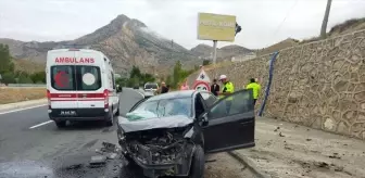 Gümüşhane'de İstinat Duvarına Çarpan Otomobilde 3 Yaralı