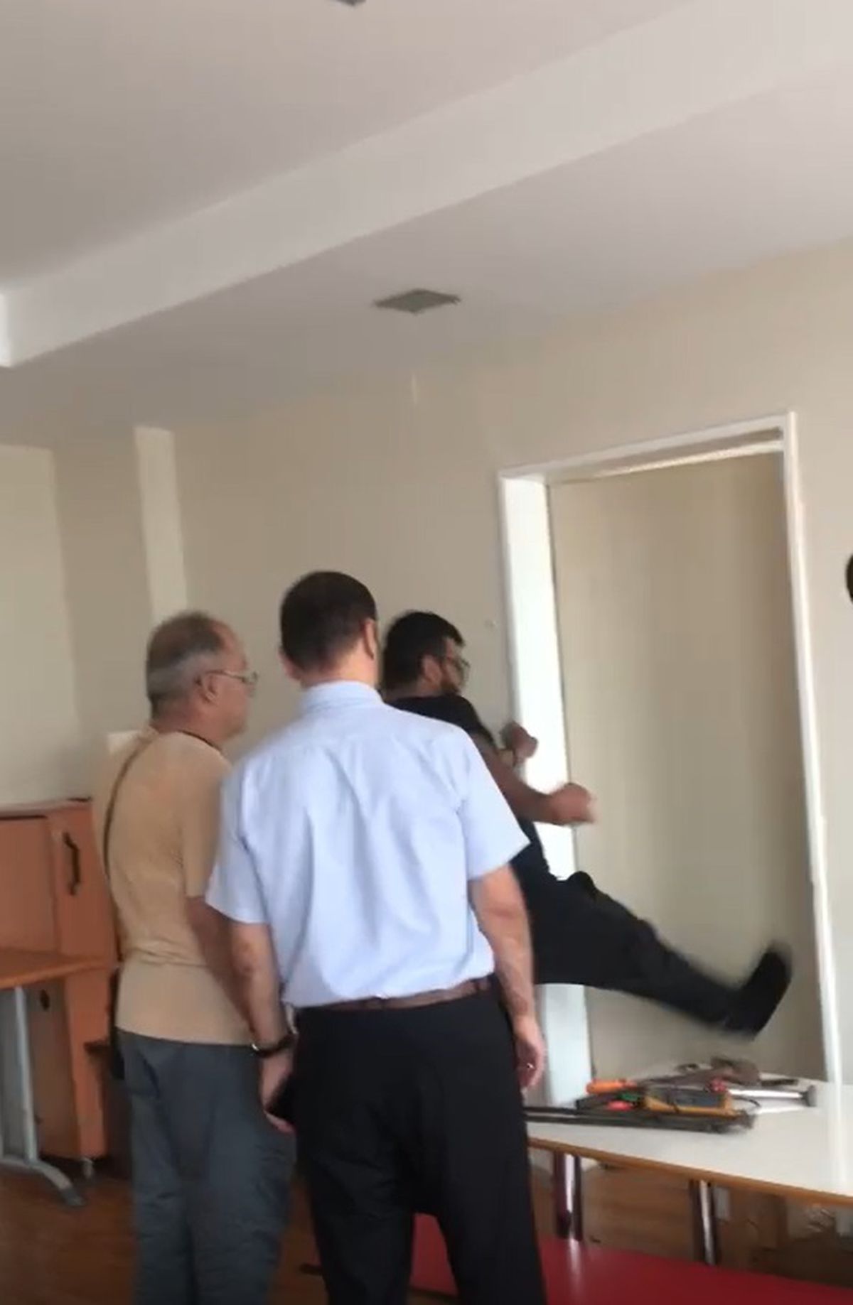 Bursa'da Okul Müdürü, Müdür Yardımcısının Kapısını Kırarak Açığa Alındı