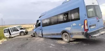 Suruç'ta Minibüs ile Hafif Ticari Araç Çarpıştı: 1 Ölü, 8 Yaralı